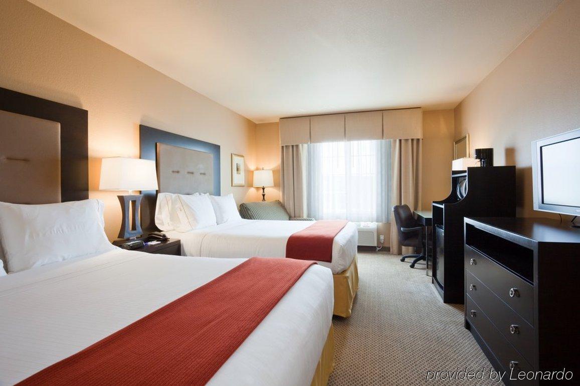 Holiday Inn Express Hotel And Suites Pearsall By Ihg Exterior photo
